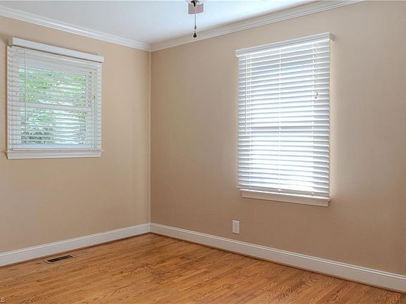 5th image of 903 NE Market St