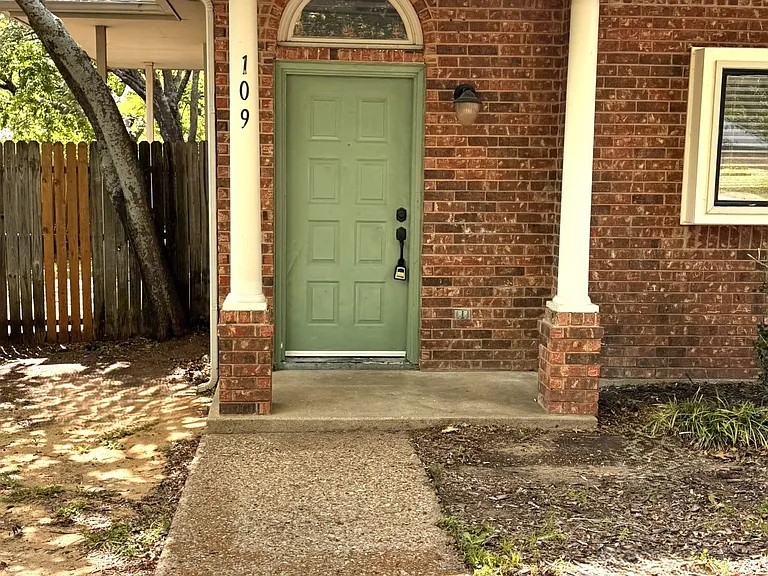 109 Misty Ct — Photo 2