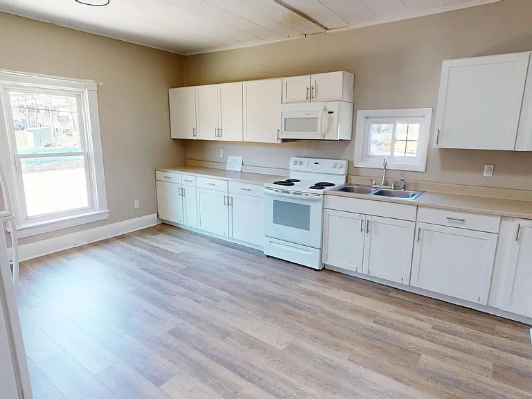 33 Westminster Avenue — Photo 3