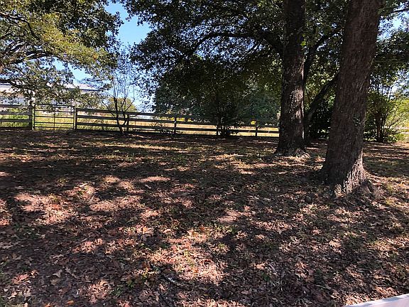 3rd image of 504 Oak Hill Ln