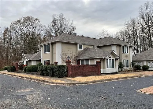 100-105 Regency Park Dr Photo 1