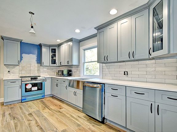 5th image of 126 Donegan Ave