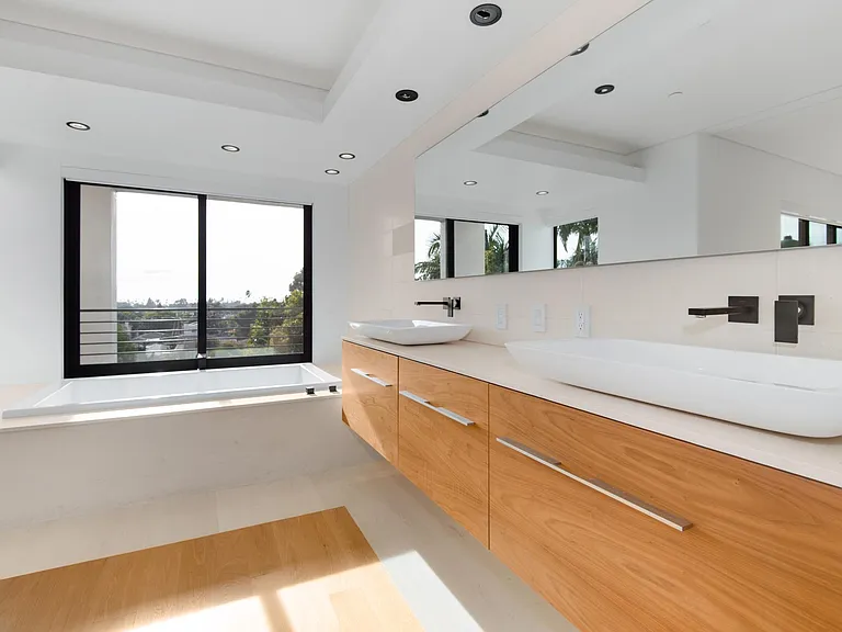 902 Berkeley St — Photo 20