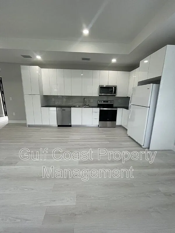 3 bed, 2.0 bath, 1310 sqft, $1,700 — Photo 4