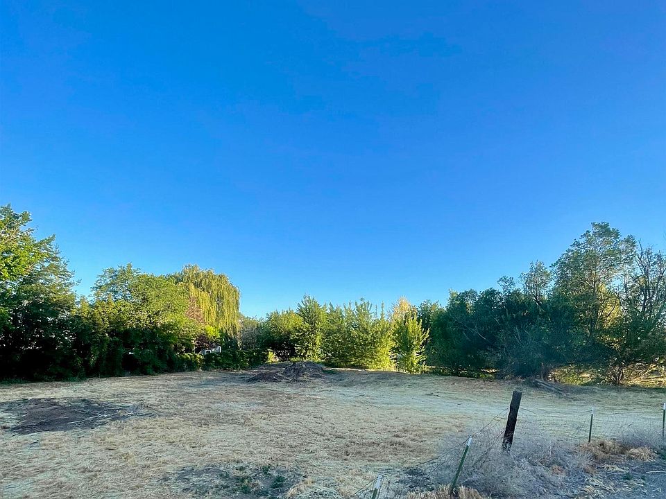 2nd image of 551 10th Ave W