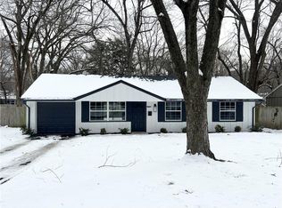 7537 Colonial Dr, Prairie Village, KS 66208