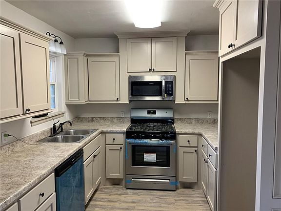 3rd image of 108 W Ash Dr