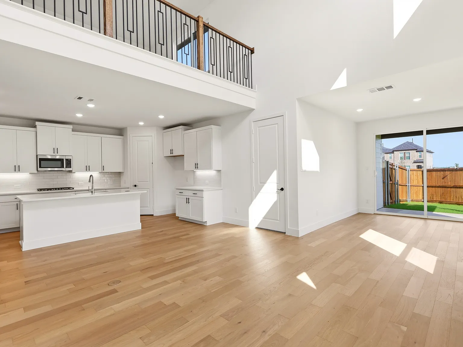 5 bed, 2439 sqft, $3,750 — Photo 4