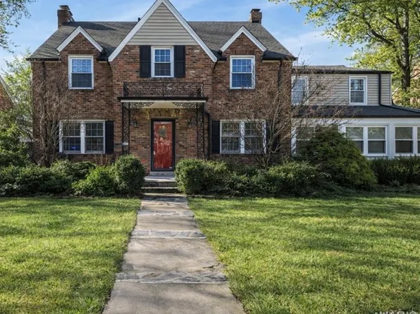 907 N Taylor Ave, Saint Louis, MO 63122