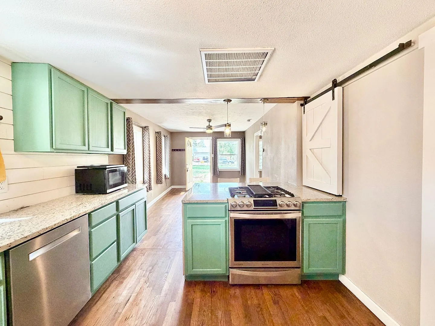 Cute Englewood Bungalow — Photo 3