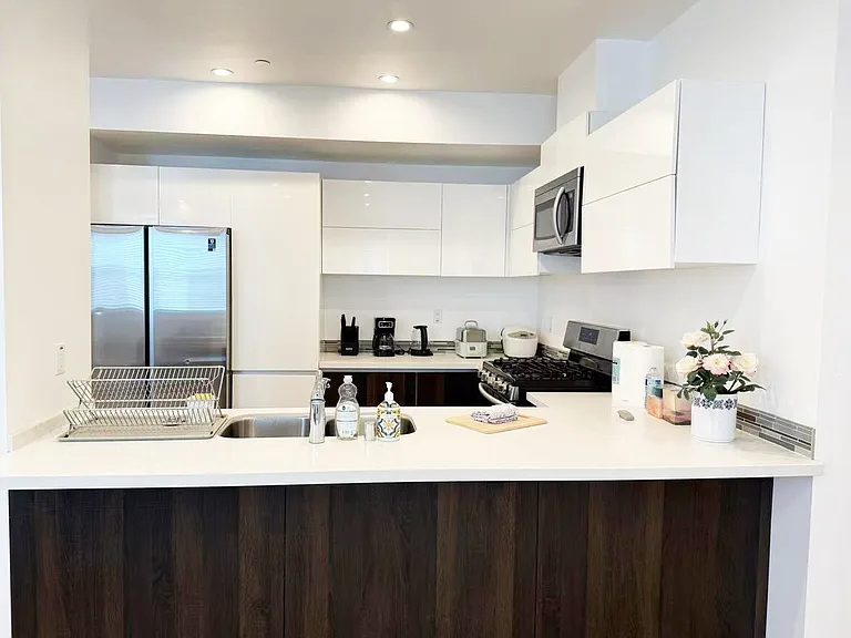137 W 6th St #201 — Photo 1