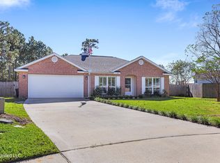 30 Lakeview Ct, Ocean Springs, MS 39564