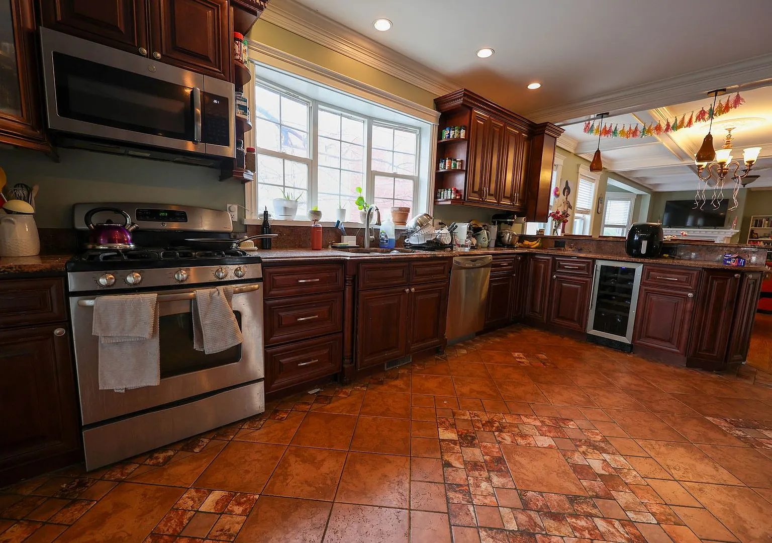 3k Sq. Ft Massive Apt W 4 Bathrooms, Laundry In Unit, Pet Friendly And No Fee! 2 Free Parking Spaces — Photo 1