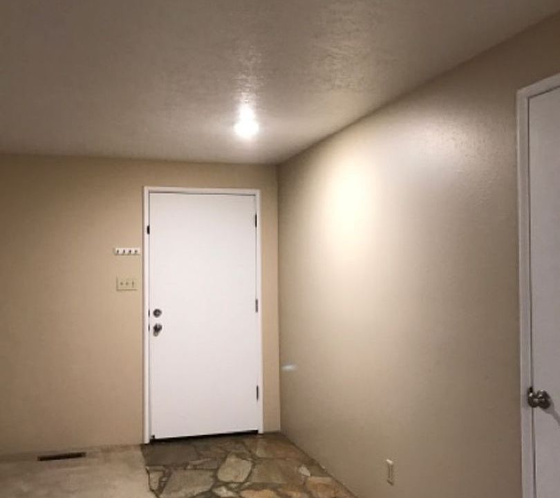 1st image of 204 Crestview Dr