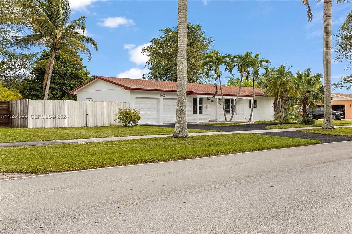 3 bed, 2.0 bath, 1352 sqft, $3,975 — Photo 2