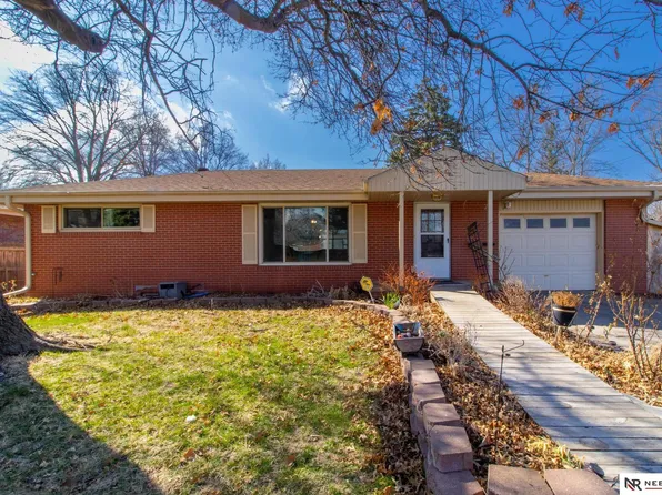 4921 Gladstone St, Lincoln, NE 68504