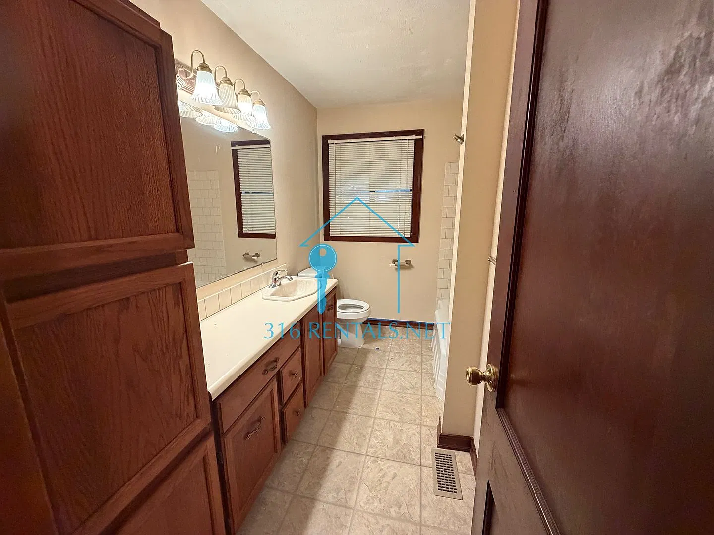 $1550 - 4 bed 2 bath - Single Family Home — Photo 2