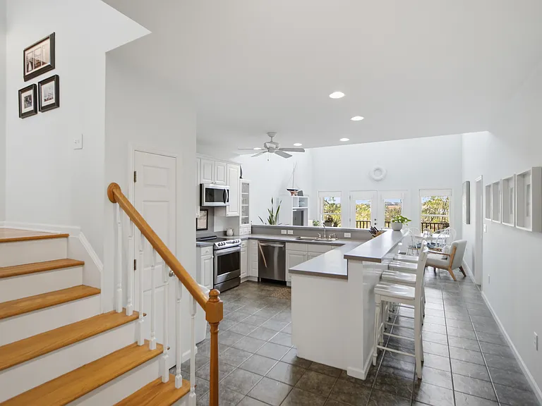 302 E Huron Ave — Photo 14