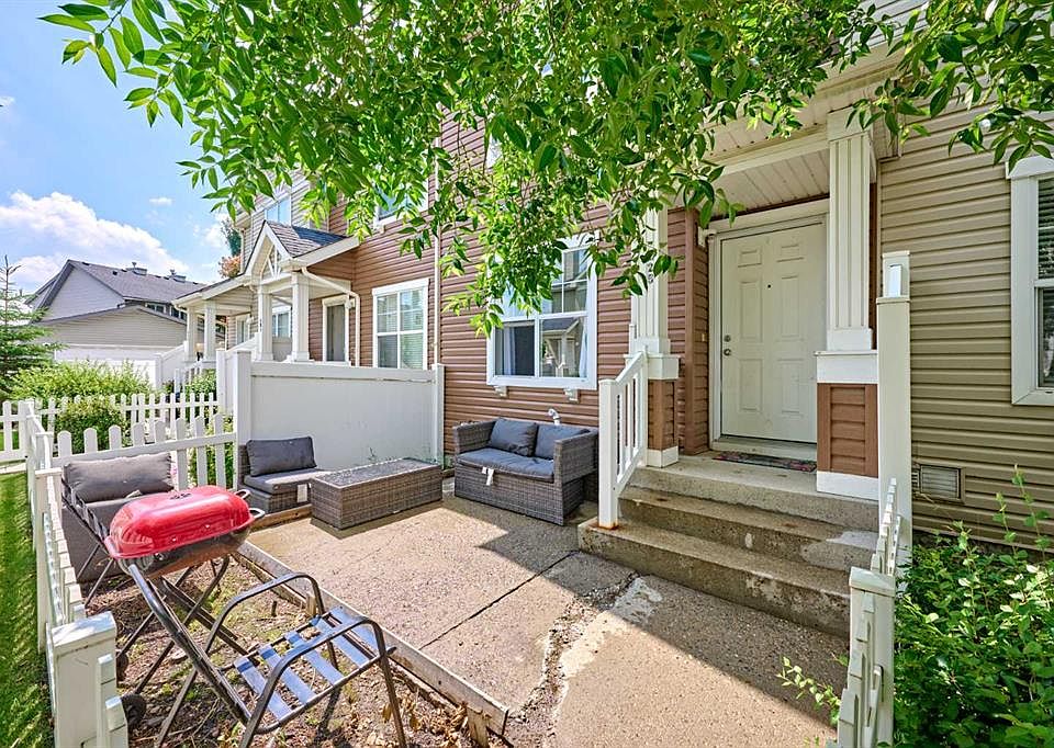 1st image of 225 NE Elgin Gdns SE