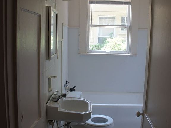 3rd image of 2412 Pinehurst Blvd APT 1