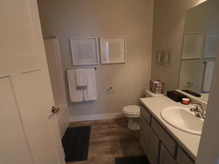 124 W Silver Springs Dr — Photo 4