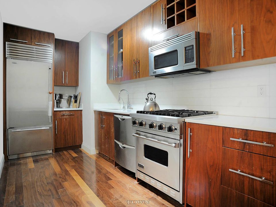 2nd image of 88 Greenwich St APT 915