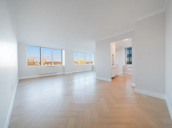 160 Riverside Boulevard image 1 of 14