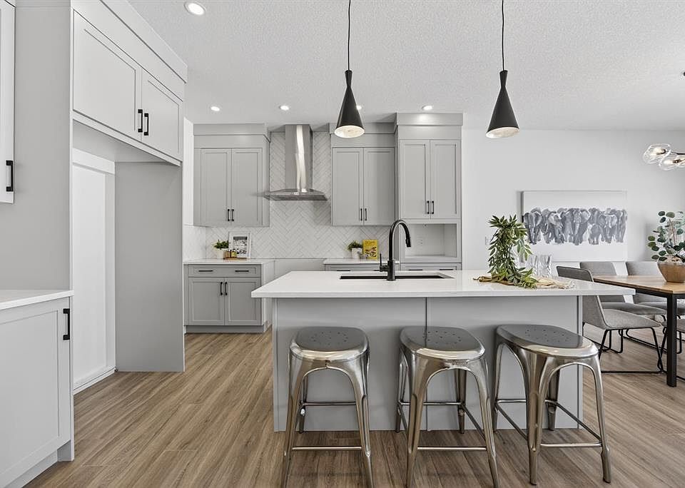 1st image of 1090 N Bayview Cres