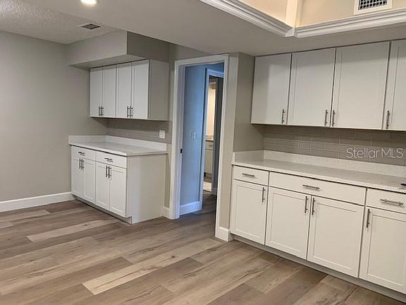 5th image of 406 Fox Valley Dr