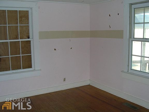 3rd image of 26 E Olliff St