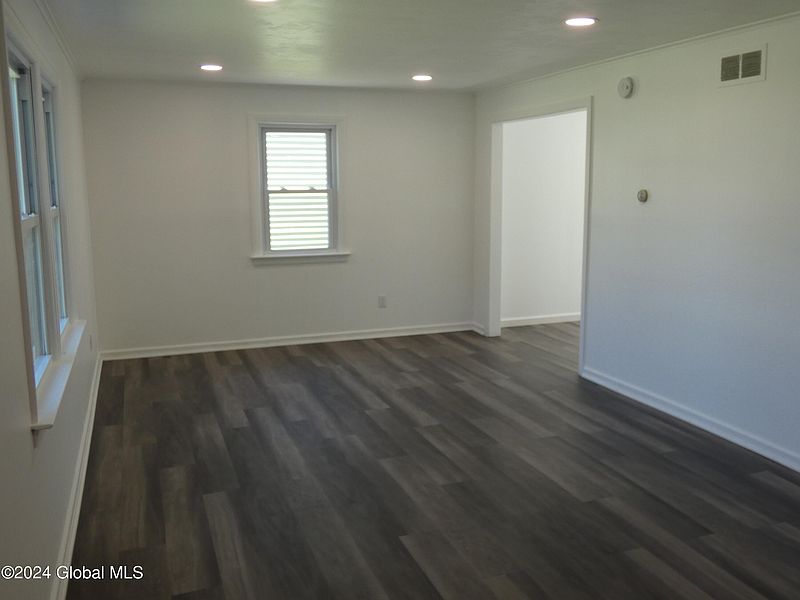 5th image of 371 Bradford Road