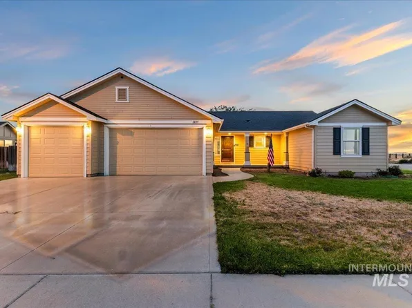1225 SW Rolling Hills Ave, Mountain Home, ID 83647