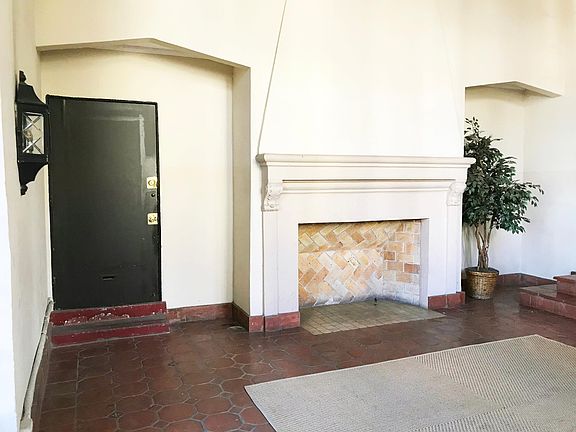 4th image of 1929 Whitley Ave #204