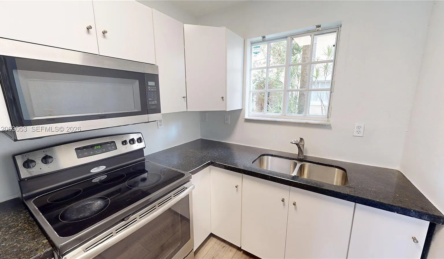 Aqua Vista Townhomes Cond — Photo 2