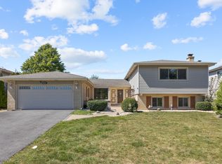 820 Kings Point Dr W, Addison, IL 60101