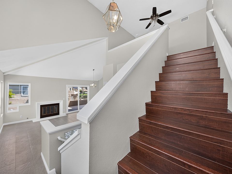 STAIRS TO LOFT