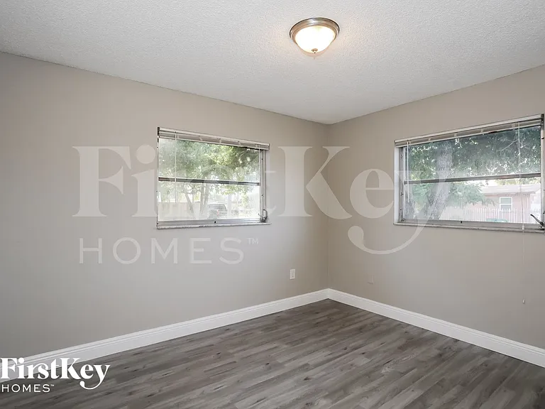 19424 NW 48th Ave — Photo 9