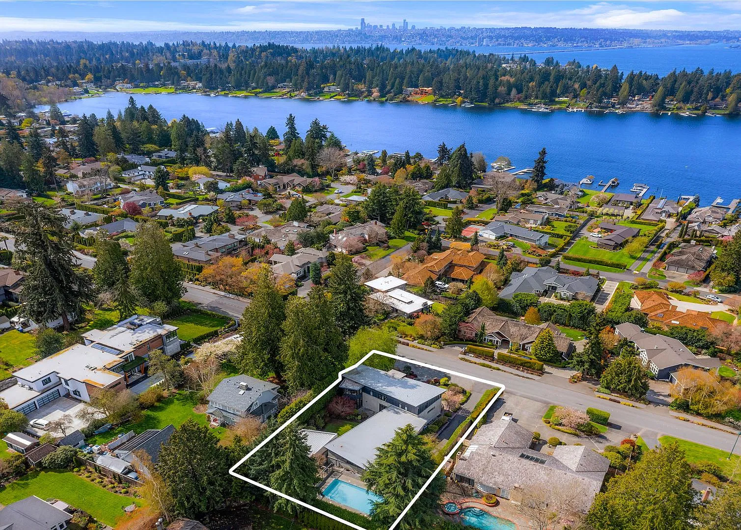 5Bd/4.75Ba Yarrow Point Home — Photo 1