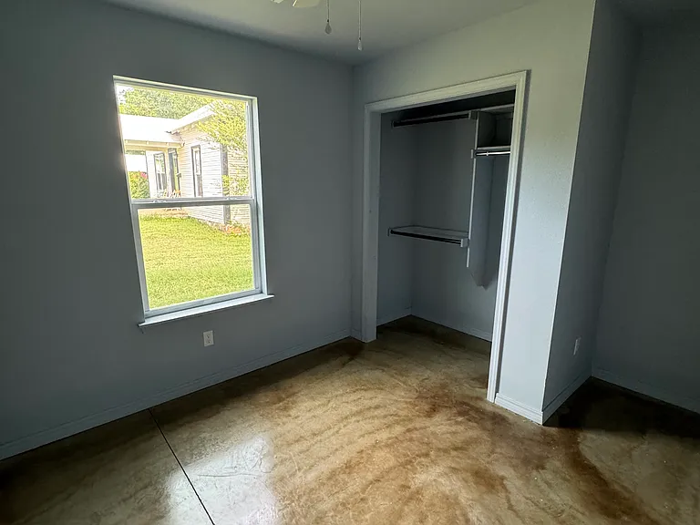 1302 E Cherry St — Photo 2