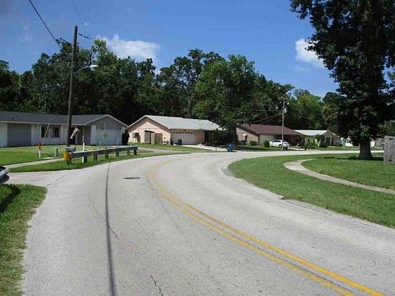 Exterior Neighborhood (street photo)