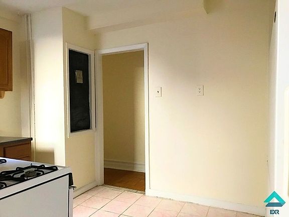 2nd image of 600 Park Pl #15B