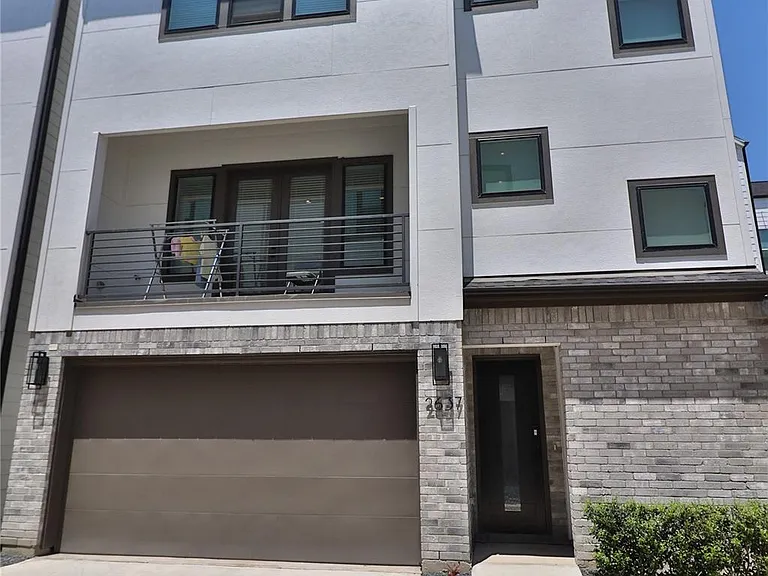 2637 Jackson St — Photo 2
