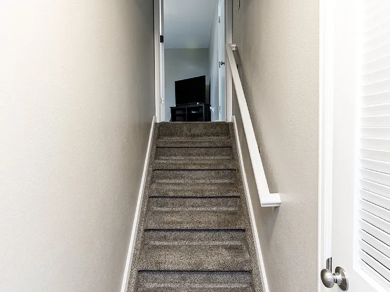 230 Hooper Ct — Photo 29