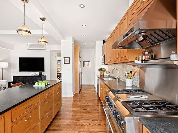 4th image of 310 W End Ave #10CD