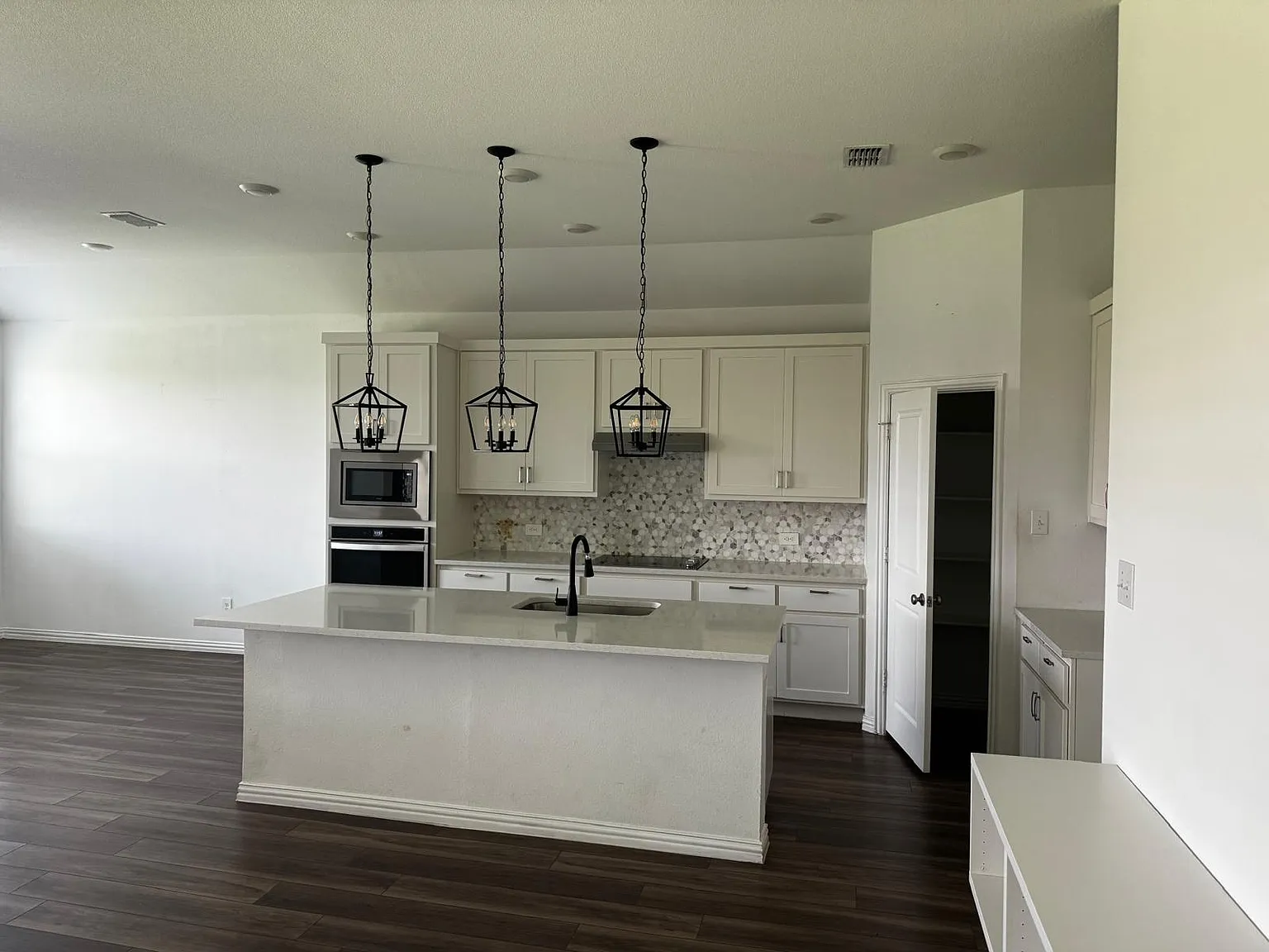 4 bed, 1992 sqft, $2,600 — Photo 4