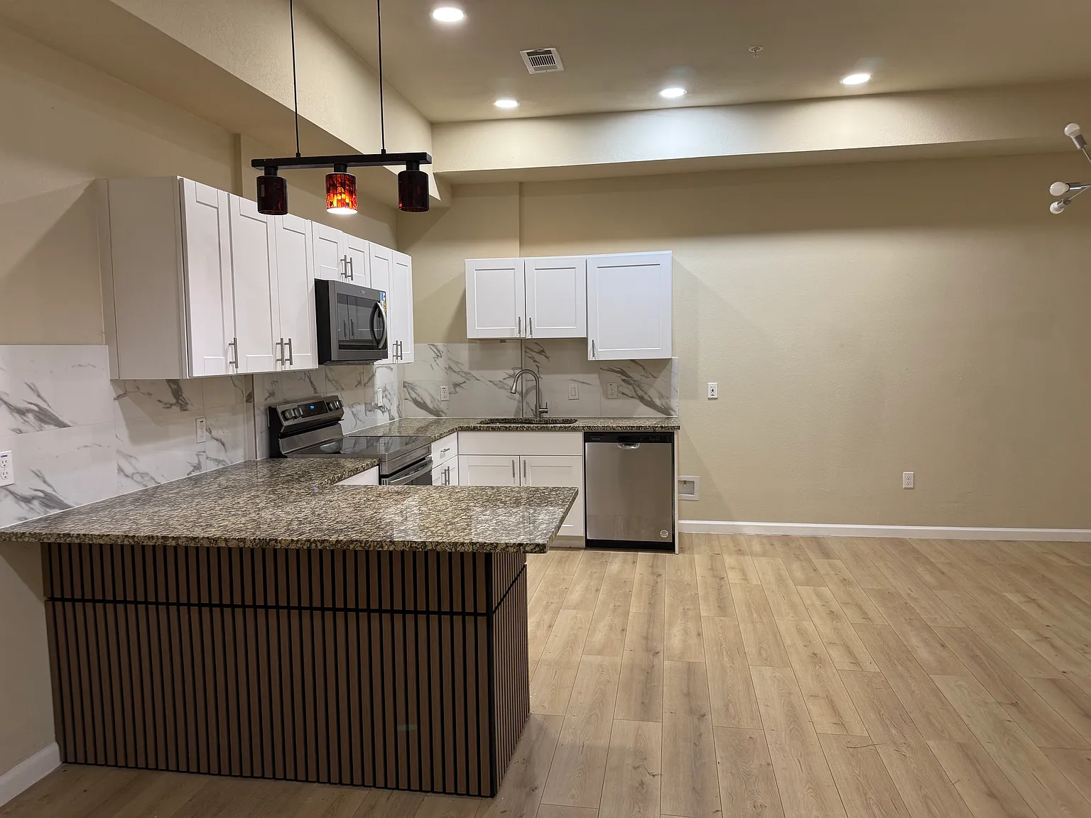 3 bed, 2.5 bath, 1640 sqft, $1,950 — Photo 4