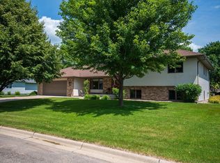 1073 Oakview Dr, Owatonna, MN 55060