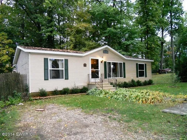 27077 Lake Dr, Lawton, MI 49065
