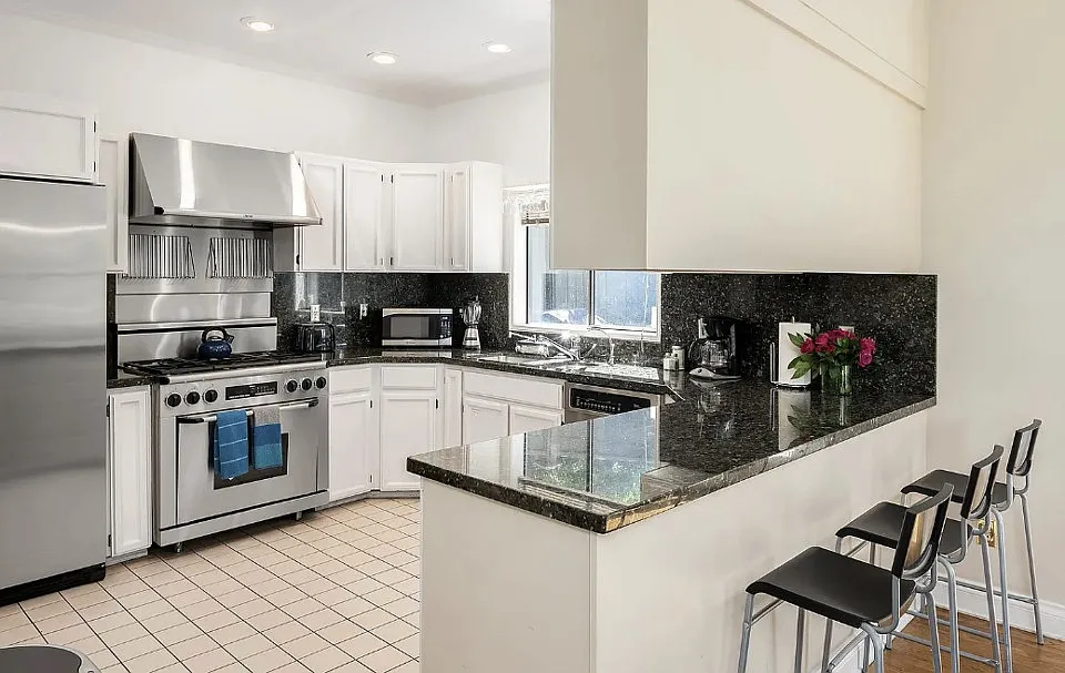 7 bed, 3900 sqft, $7,950 — Photo 3