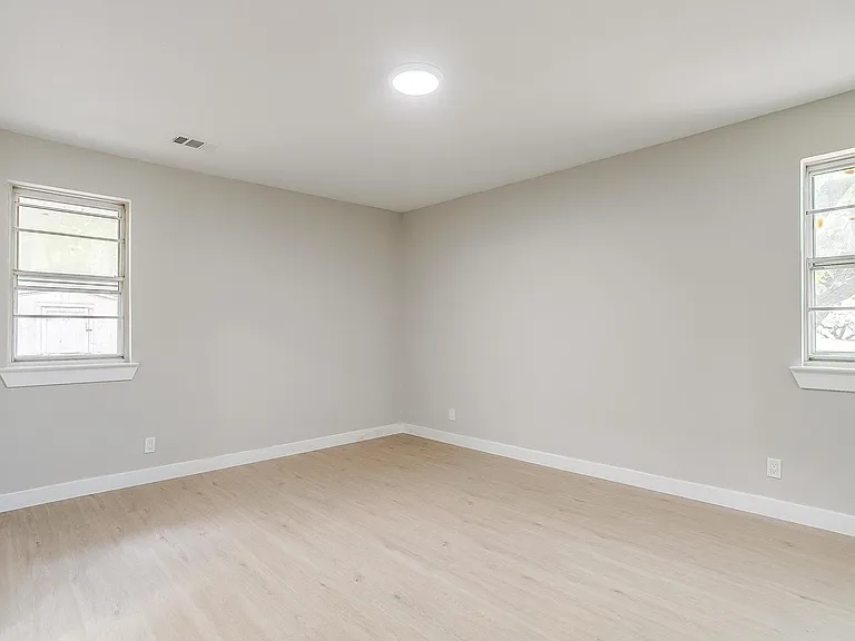 802 Sutton Ct — Photo 2